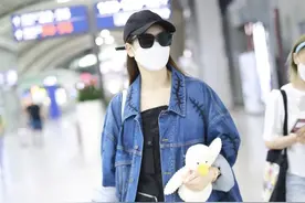 街拍：戚薇穿牛仔衣配黑色连衣裙搭时尚短靴，尽显时髦靓丽图片