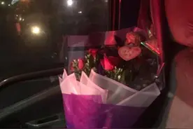 男子给老婆送花被怼“葬礼上拿的吧”：之前干过这事图片