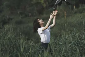 是初恋的感觉没错了，邓恩熙身穿清纯制服，15岁少女感爆棚图片