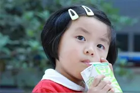 天天喝牛奶和从不喝的孩子，2年后差距一目了然，张文宏：要重视图片