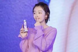 周冬雨还挺会穿，“香芋紫”针织衫配牛仔短裤，嫩似“高中生”图片