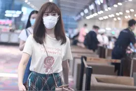 李艺彤Dior手袋真有感！搭配粉色字母T恤+绿色格纹半裙，甜美可人图片