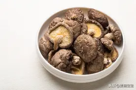 怎么泡发干香菇，才能使其更加鲜美呢？送你几个关于香菇的小窍门图片