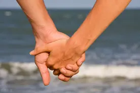 她的发脾气和耍性子，只是为了要你多一些的关心和陪伴图片