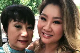郑欣宜真是最美伴娘，穿吊带连衣裙配金色长发，180斤美出新高度图片