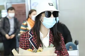 黄圣依穿黑红格纹西装现身机场，紧身裤勾勒出好身材图片