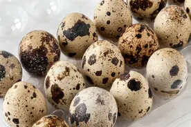 水煮蛋，用清水就错了，多加这2样，蛋壳轻松剥，蛋鲜嫩营养好图片