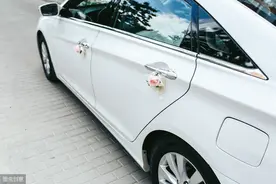 杭州新郎婚礼上懵了!3000块租来的豪华婚车中途熄火,要赔26万!判决来了...图片