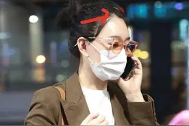 李小冉太逗了，穿破洞裤竟用“胶带”补，撩起头发头顶秃了一块图片