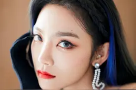 青春有你2：曾可妮优雅唯美写真，黑色修身针织裙勾勒完美线条图片