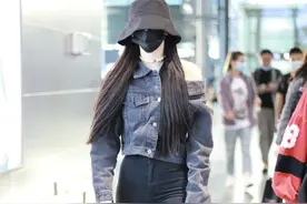 孔雪儿外套半脱露肩清凉性感，紧身裤大长腿绝了图片