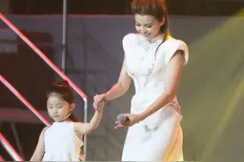 朱迅越来越“作妖”，挑战“猫王头”竟不丑，无意间暴露好身材图片