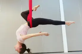 袁姗姗练“空中瑜伽”玩倒立，腰肢纤细曲线柔美，真为她捏把汗图片