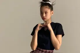 Jennie晒杂志拍摄花絮，扎着丸子头穿格子裙，肉肉脸超Q图片