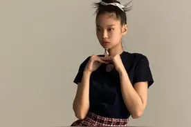 Jennie晒杂志拍摄花絮，扎着丸子头穿格子裙，肉肉脸超Q图片