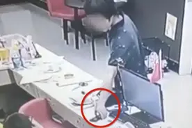 刚偷的手机转身又被“同行”反偷 两小偷上演“黑吃黑”双双被刑拘图片