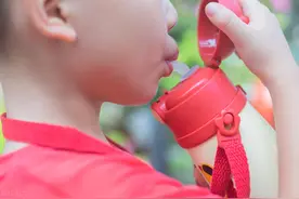 警惕“夺命保温杯”！挑错保温杯，热水变“毒水”图片