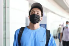 高瀚宇身材也太好了，穿宽松T恤都藏不住，胸肌隐现man味十足图片