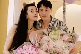 洪欣年轻时穿泳装系丝巾遮挡，如今牵娃穿蝴蝶结装，却大方秀长腿图片