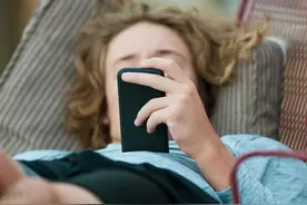 13岁男孩紧锁房门通宵游戏，缺乏原则性的爱，是孩子成长的砒霜图片