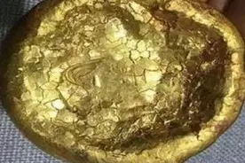 小孩水里捡到“硬石头”拿着玩，专家看后大惊，竟是2500年前宝贝图片