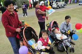 农村奶奶在深圳带两娃崩溃大哭，老人到底如何带娃图片