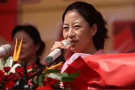 令人心疼的奥运冠军：她爆冷夺冠后，现场竟然找不到中国国旗图片