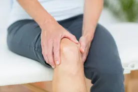 每天抬腿可帮老年朋友治膝盖疼图片