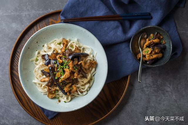 二伏吃面，东北人最爱的却是酸菜肉末打卤面，面条筋道，卤子鲜香