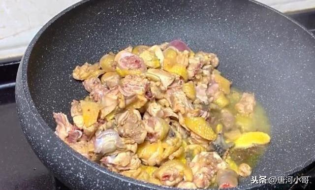炖鸡时千万别先焯水，教你正确做法，鸡肉软烂入味，营养不流失