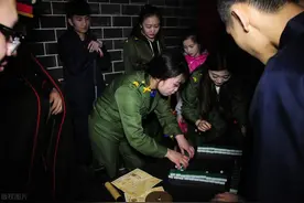 搞笑段子：我和女友玩鬼屋，扮鬼的工作人员都被我们吓跑了图片