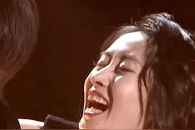 宝藏姐姐刘敏涛化身摇滚女郎，身穿性感深v紧身裙，尽显狂野魅力图片