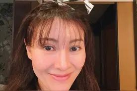 李嘉欣素颜大变样！头发稀疏双眼皮巨宽，50岁的美人颜太过真实图片