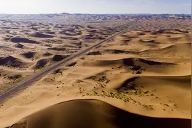 航拍穿越腾格里沙漠的公路：人类在大自然前渺小得如同沙粒图片