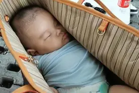 父母带孩子吃路边小吃，摊主不小心瞄到宝妈的挎包，心里不是滋味图片