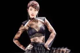 曹格老婆太大胆！蕾丝“透视裙”大秀凹凸感，饱满身材太有料！图片
