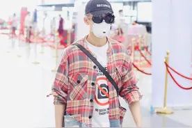 街拍：檀健次格纹拼接衬衣+阔腿工装裤+Balenciaga老爹鞋时髦混搭图片