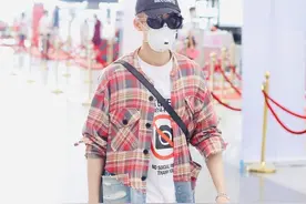 街拍：檀健次格纹拼接衬衣+阔腿工装裤+Balenciaga老爹鞋时髦混搭图片