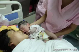 婴儿月份不同抱法也不一样，抱错了宝宝受罪，宝妈身体也吃不消图片
