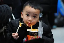 5岁娃高铁上吃泡面被大妈骂哭，妈妈维护孩子却遭指责：没素质图片