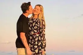 维多利亚“翻车”了，晒儿子和未婚妻甜蜜海滩照，却被发现是P的图片