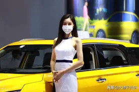 2020年长春国际汽车博览会开幕了，美女车模气质端庄图片