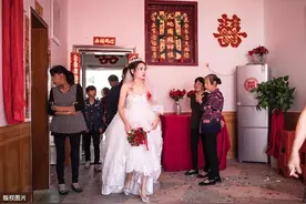 女方临时加价要30万彩礼，男方放弃了，最后新娘跪地痛哭图片