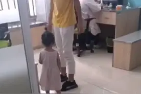 3岁小萝莉打完针后越想越气，打算找医生“算账”，宝爸笑翻了图片