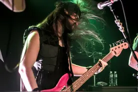 “反传统”的朋克乐队，美国朋克摇滚音乐逐渐成为大众流行文化图片