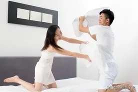 两个人同居的正确方式，保持这4种姿式，相处起来比较舒服图片