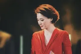 46岁董卿罕见“放开”，身穿红色高开叉礼服，胸下全是大长腿图片