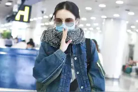 宋佳穿搭太有范，牛仔外套配碎花围巾，不仅不土反而满是高级感图片