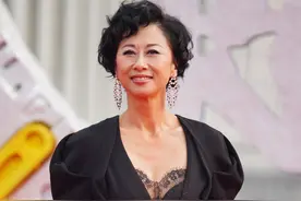 59岁叶倩文虽然看着满脸皱纹，但身材却火辣迷人图片