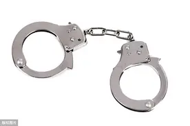 商超停车场内卖假冒名牌灶具，两男子诈骗16人当庭获刑图片